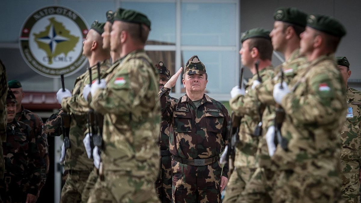 Pristina, 2017. április 28.A magyar kontingens katonái díszmenettel tisztelegnek Huszár János vezérőrnagy a Magyar Honvédség Öszhaderőnemi Parancsnokság parancsnokának a pristinai Novo Selo táborban 2017. április 28-án. A NATO koszovói missziójának (KFOR) műveletéből kivonuló Portugáliától a Magyar Honvédség vette át a harcászati tartalék zászlóalj vezetését.MTI Fotó: Ujvári Sándor