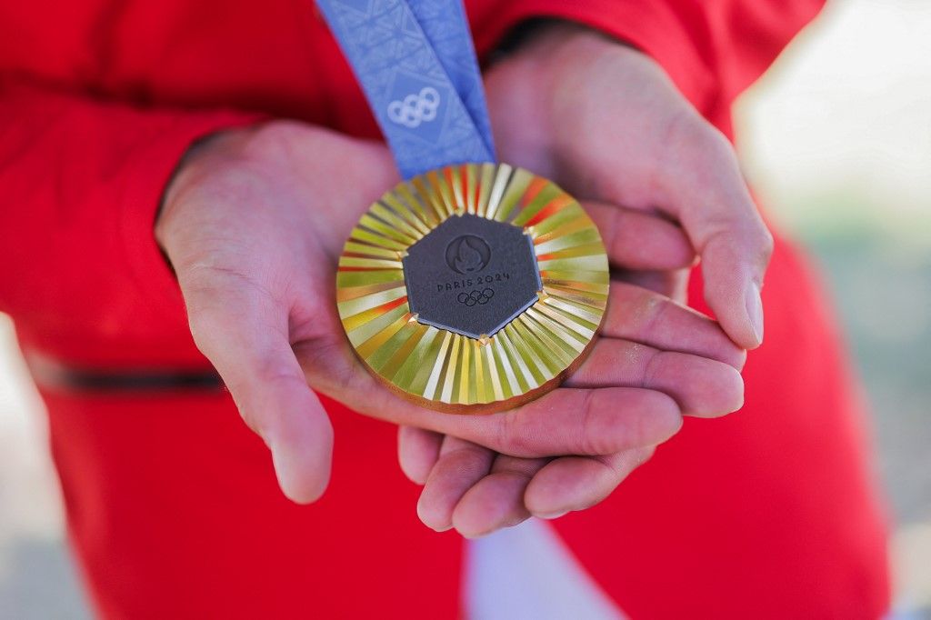 Paris 2024 - Equestrian sport06 August 2024, France, Versailles: Olympia, Paris 2024, equestrian sport, show jumping, individual, final, Germany's Christian Kukuk shows his gold medal after the award ceremony. Photo: Rolf Vennenbernd/dpa (Photo by ROLF VENNENBERND / DPA / dpa Picture-Alliance via AFP) aranyérem