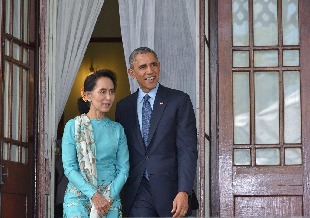 US President Barack Obama and Myanmar's opposition leader Aung San Suu Kyi arrive for a press conference at her residence in Yangon on November 14, 2014. Obama began talks with Suu Kyi, in a show of support for the opposition leader as the nation turns towards elections next year with uncertainty over the direction of reforms. AFP PHOTO/Mandel NGAN (Photo by MANDEL NGAN / AFP)