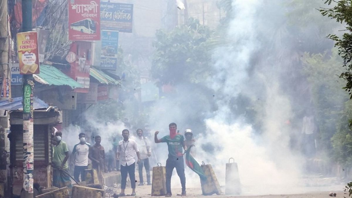 Már háromszázan haltak meg a bangladesi diáktüntetéseken, a kormányfő elmenekült az országból