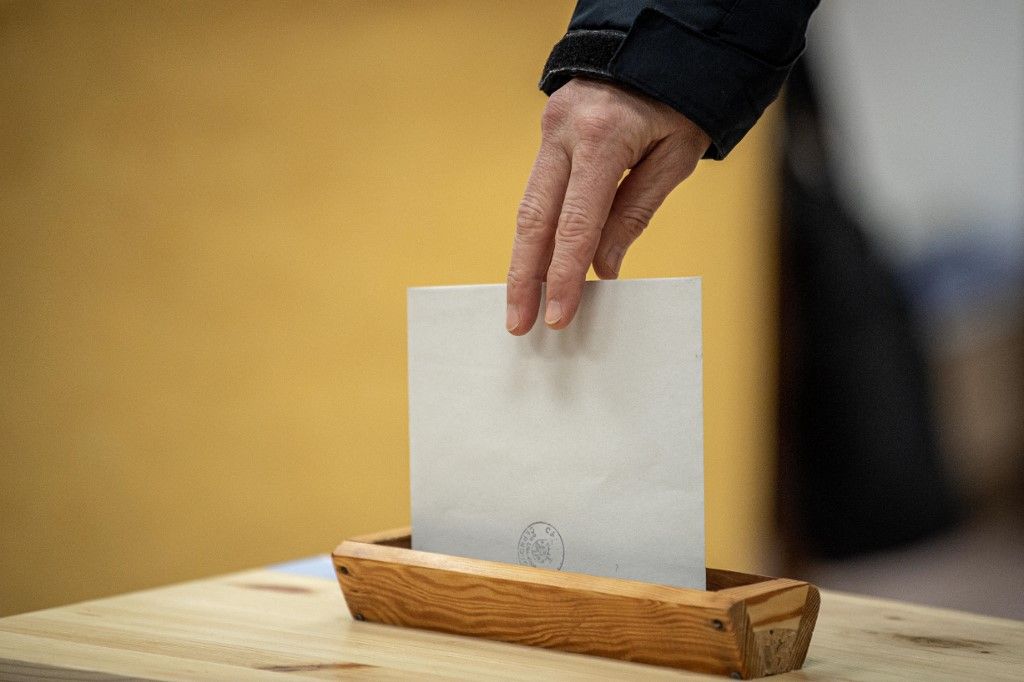 CERNOUSEK, CZECH REPUBLIC - JANUARY 27: A woman casts his vote during the second round presidential elections in Cernoucek (near Prague), Czech Republic on January 27, 2023. The second round of elections will take place in the Czech Republic on 27-28 January 2023. Lukas Kabon / Anadolu Agency (Photo by Lukas Kabon / ANADOLU AGENCY / Anadolu via AFP)
választás