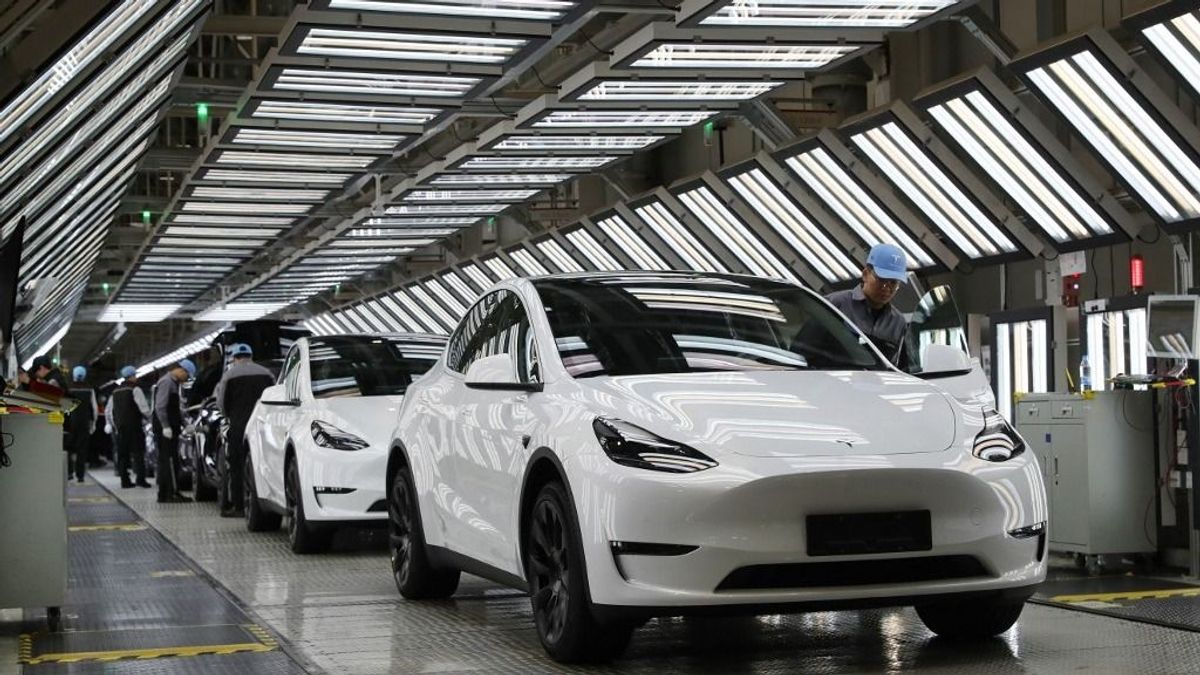 Elképesztően amatőr baki miatt hív vissza 1,6 millió autót a Tesla