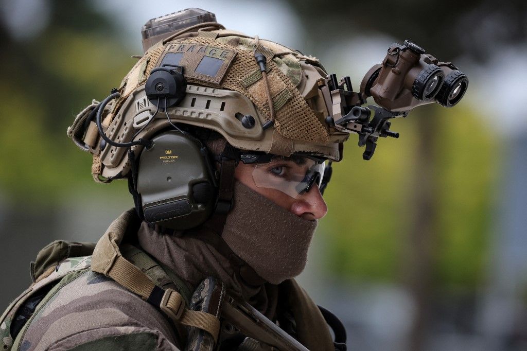 antimon, hadászat, nyersanyag /A French Army soldier wearing a helmet with night vision goggles takes part in a demonstration at the Eurosatory international land and air defence and security trade fair, in Villepinte, a northern suburb of Paris, on June 16, 2024. (Photo by Valentine CHAPUIS / AFP)