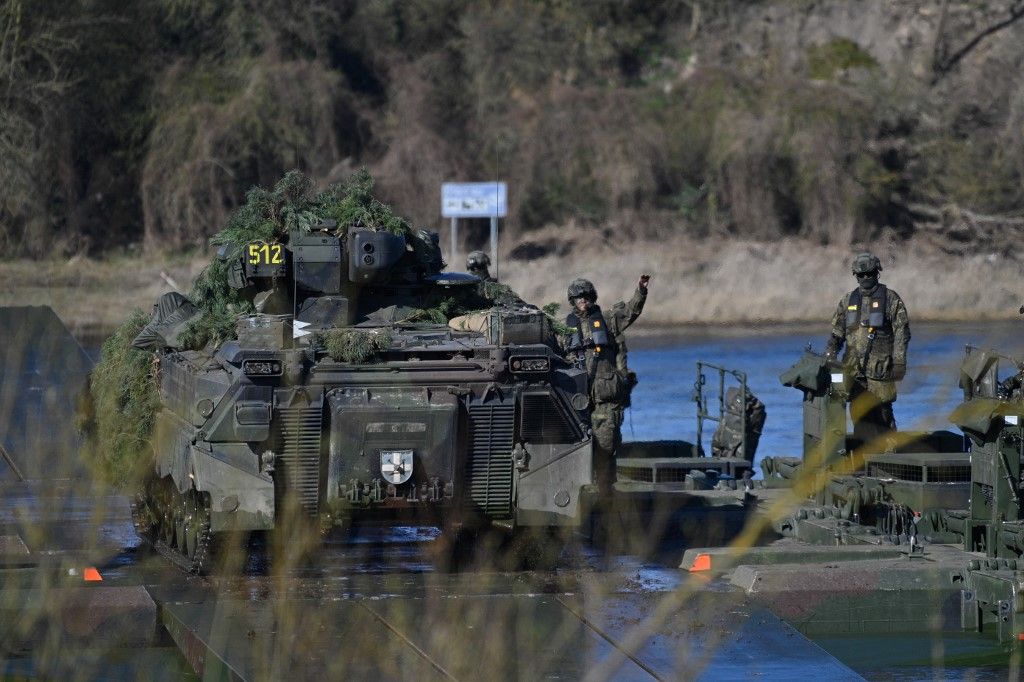 Kurszk 18 March 2024, Saxony-Anhalt, Hohengöhren: A "Marder" infantry fighting vehicle rolls onto an "Amphibie M3" floating bridge in the Elbe during the "Wettiner Schwert 2024" exercise. Photo: Klaus-Dietmar Gabbert/dpa (Photo by Klaus-Dietmar Gabbert / DPA / dpa Picture-Alliance via AFP)