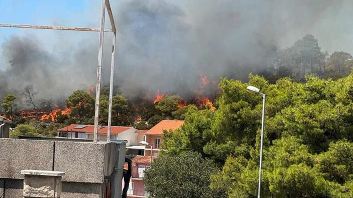 Hatalmas tűz van megint Horvátországban az Adrián, lezárták az autópályát a tenger mellett
