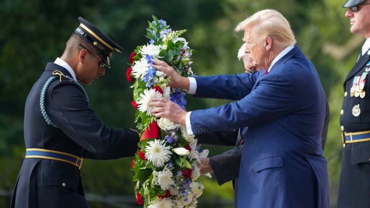 Dulakodás volt Trump koszorúzásakor a nemzeti sírkertben
