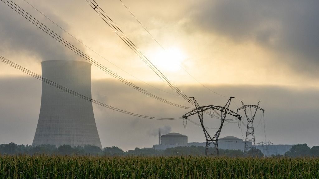 France, Golfech, 2024-07-30. The Golfech nuclear power plant in Tarn-et-Garonne, Occitanie region. The plant and its two cooling towers with a cornfield and high-voltage power lines in the foreground. Photograph by Jean-Marc Barrere / Hans Lucas.
France, Golfech, 2024-07-30. La centrale nucleaire de Golfech dans le Tarn-et-Garonne, region Occitanie. La centrale et ses deux tours de refroidissement avec un champ de mais et des lignes a haute tension en premier plan. Photographie par Jean-Marc Barrere / Hans Lucas. (Photo by Jean-Marc Barrere / Hans Lucas / Hans Lucas via AFP) európa urán