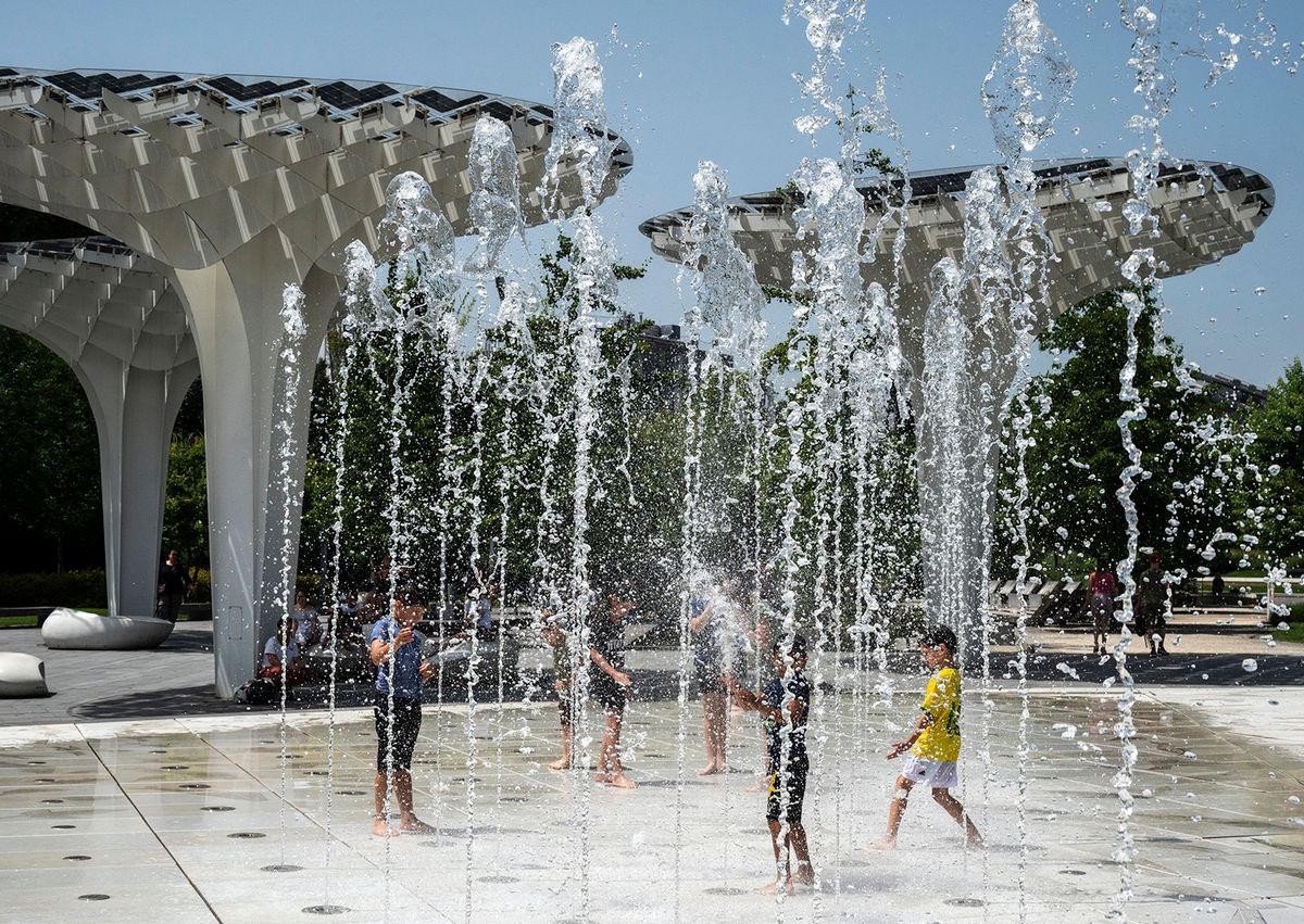 Budapest, 2024. június 21.Gyerekek hűsítik magukat a hőségben egy szökőkútnál a budapesti Széllkapu parkban 2024. június  21-én.MTI/Szigetváry Zsolt időjárás