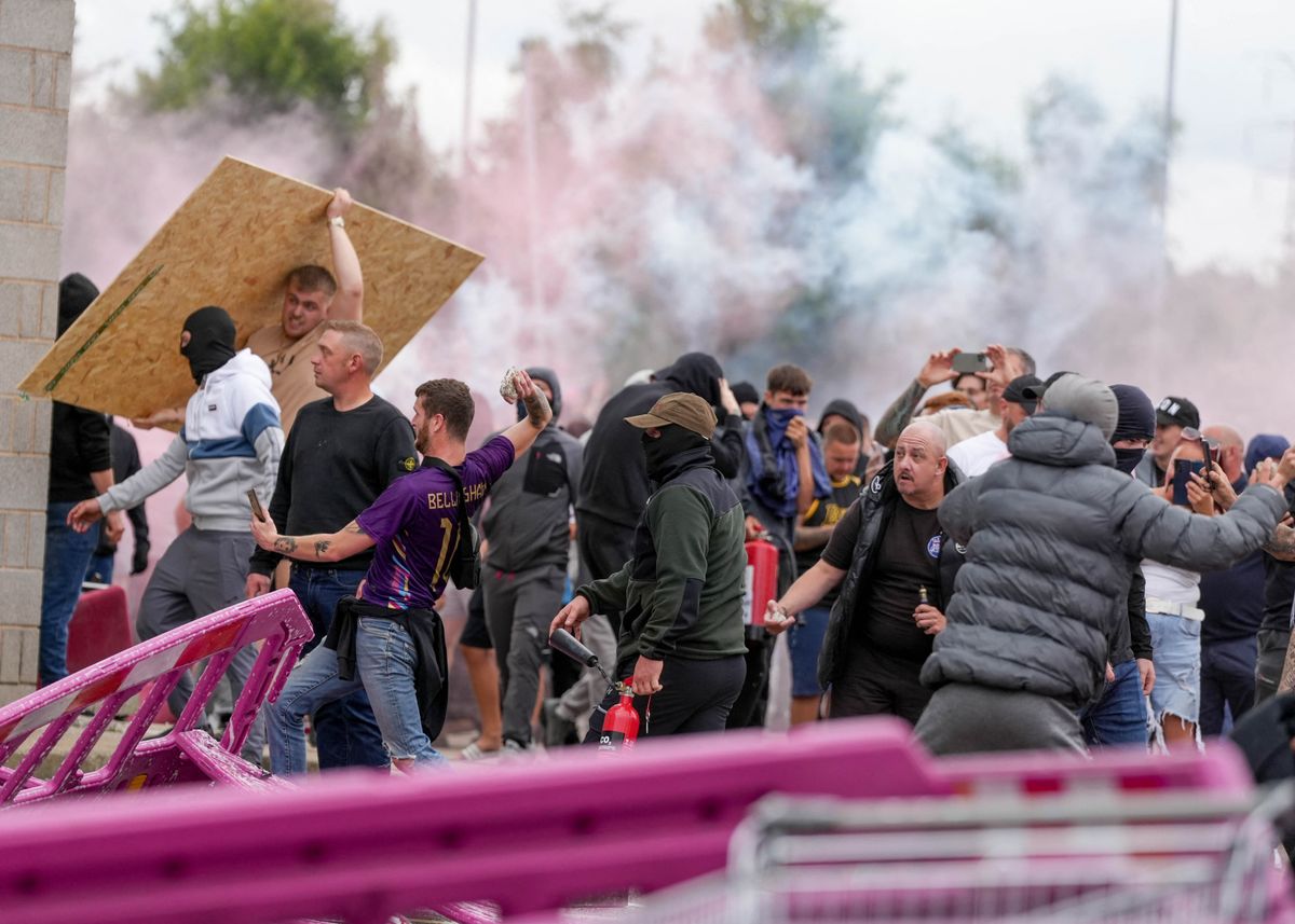 ROTHERHAM, UNITED KINGDOM - AUGUST 04: Clashes between police and far-right protesters during an anti-racism protest outside Holiday Inn Express where far-right demonstrators attacked a Rotherham hotel housing asylum seekers, smashing windows and setting the building on fire in Rotherham , South Yorkshire, United Kingdom on August 4, 2024. Ioannis Alexopoulos / Anadolu (Photo by Ioannis Alexopoulos / ANADOLU / Anadolu via AFP)