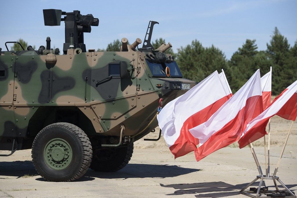 Polish Ministry Of Defence Signs Contract For Light Armoured Troops Carriers Near Warsaw., Lengyelország