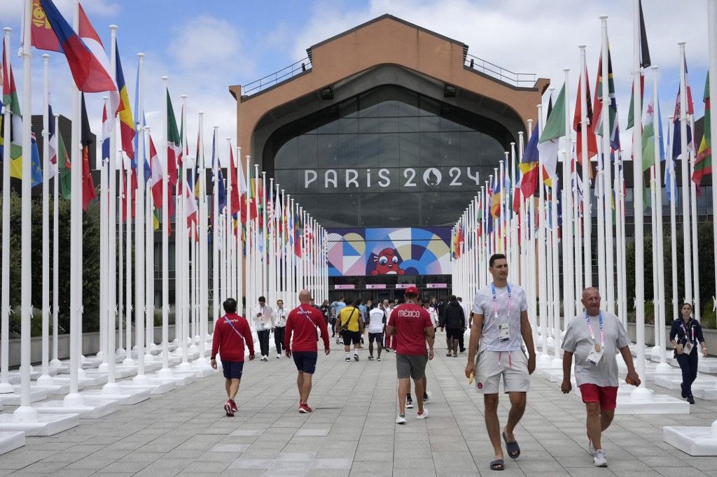 Eddig 30 tonnát adtak át a párizsi olimpiai falu és rendezvények ételmaradékaiból jótékonysági szervezeteknek.
Participants of the Paris 2024 Olympics and Paralympics game walk in front of the cafeteria of the Olympic Village, in Saint-Denis, northern Paris, on July 22, 2024, ahead of the opening ceremony of Paris 2024 Olympic and Paralympic Games. (Photo by Michel Euler / POOL / AFP)