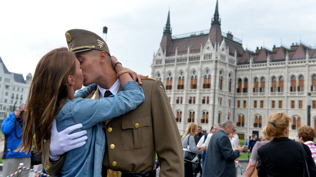 Szent István-nap: a tisztavatás után légi parádét tart a Parlamentnél a Magyar Honvédség