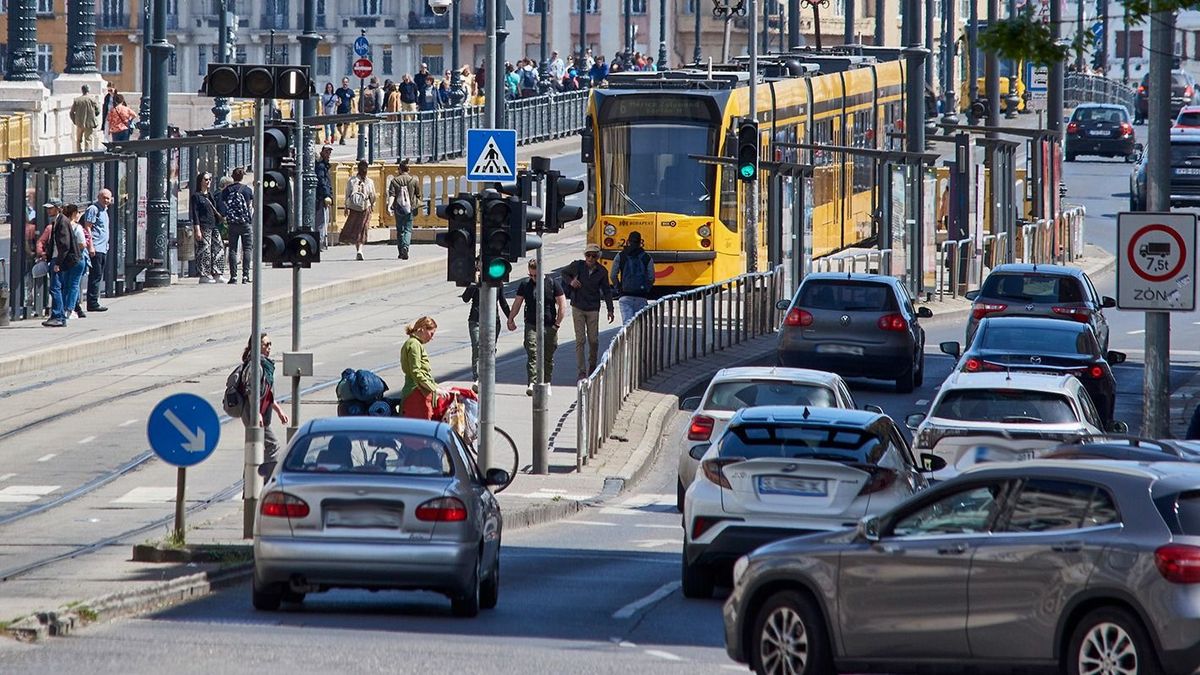 Baleset történt, jövő évig búcsút inthetünk a megszokott közlekedésnek a Nagykörúton 