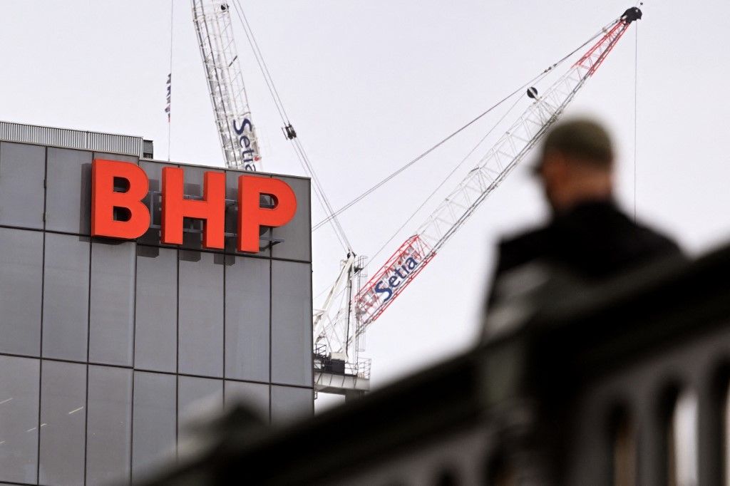 BHP, bányász, réz, The company logo adorns the side of the BHP gobal headquarters in Melbourne on February 21, 2023. The Australian multinational, a leading producer of metallurgical coal, iron ore, nickel, copper and potash, said net profit slumped 32 percent year-on-year to 6.46 billion US dollars in the six months to December 31. (Photo by William WEST / AFP)