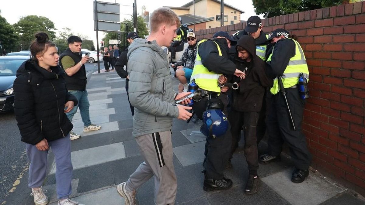 Ezernél is több rendbontót, köztük 11-13 éves gyerekeket is őrizetbe vettek a brit zavargásokban