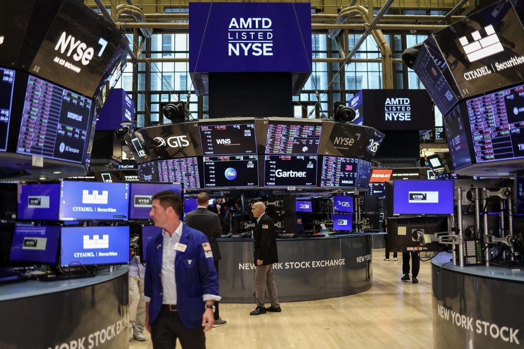 Traders work on the floor of the New York Stock Exchange (NYSE) ahead of the closing bell in New York City on August 5, 2024. Wall Street stocks deepened their losses Monday and Tokyo had its worst day in 13 years as panic spread across trading floors over fears of recession in the United States. (Photo by CHARLY TRIBALLEAU / AFP)