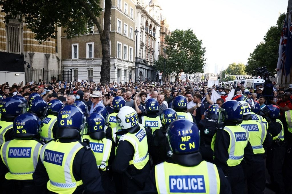 Police officers kettle protestors during the 'Enough is Enough' demonstration on Whitehall, outside the entrance to 10 Downing Street in central London on July 31, 2024, held in reaction the Government's response to the fatal stabbings in Southport on July 29. (Photo by BENJAMIN CREMEL / AFP)
brit tüntetéshullám