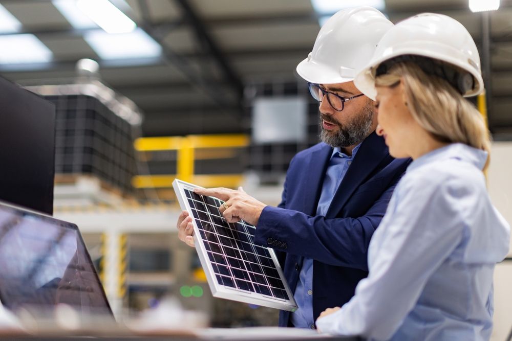 Female,Engineer,And,Male,Director,Talking,In,Modern,Industrial,Factory, vállalkozások