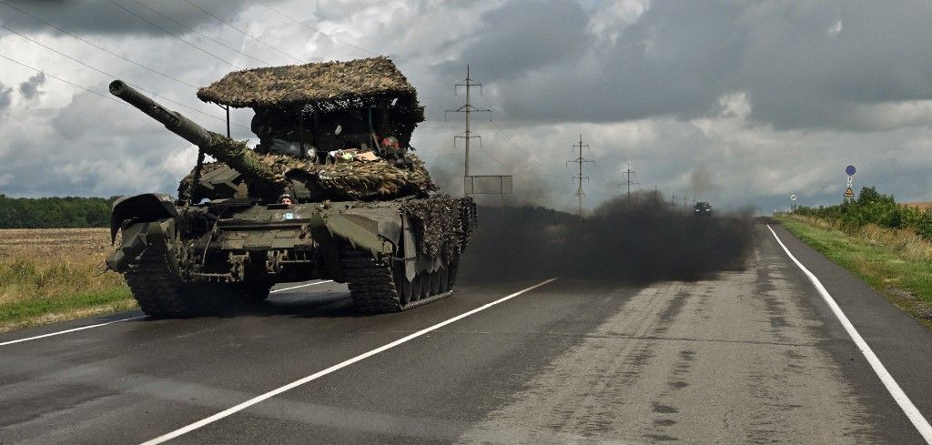 A Russian battle tank T-72 drives outside the town of Sudzha on August 8, 2024. Ukraine's incursion into Russia, which entered a third day on August 8, 2024, appears to be an unprecedented assault which experts say could aim to draw Russian resources away from other areas or to undermine morale. Russia has given only scarce updates as it seeks to strike a balance between denouncing the escalation and avoiding panic. (Photo by ANATOLIY ZHDANOV / Kommersant Photo / AFP) / Russia OUT