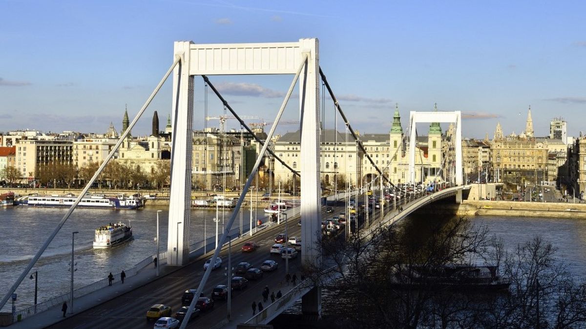 Bulizókat sodort a Dunába a vihar az Erzsébet hídnál