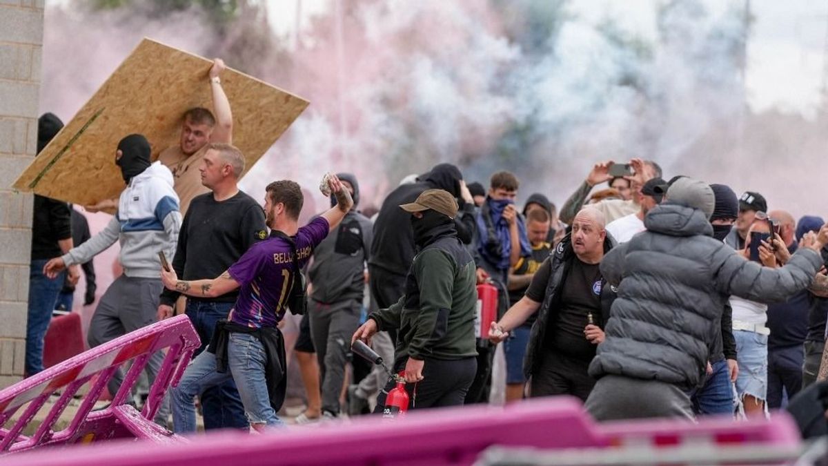 Lesújt a szigor a közösségi oldalakra a brit zavargások után