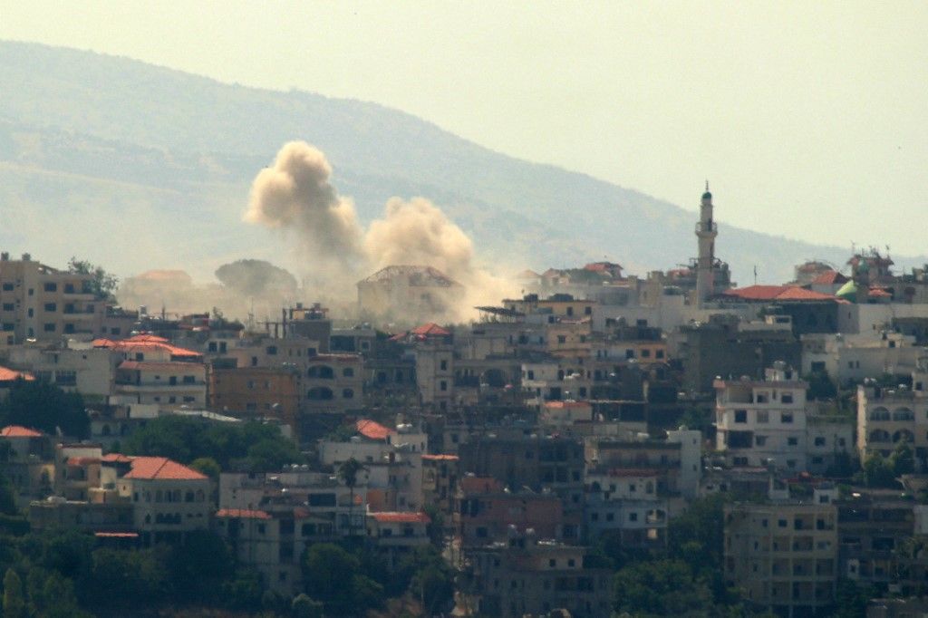 Smoke billows dring an Israeli strike in the southern Lebanese town of Khiam on August 9, 2024, amid ongoing cross-border clashes between Israeli troops and Hezbollah fighters. (Photo by Rabih DAHER / AFP) Libanon