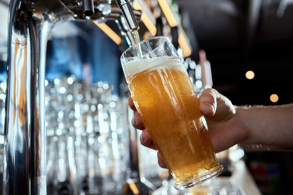 Pouring,Beer,Into,A,Mug,In,A,Beer,Bar,Close-up.