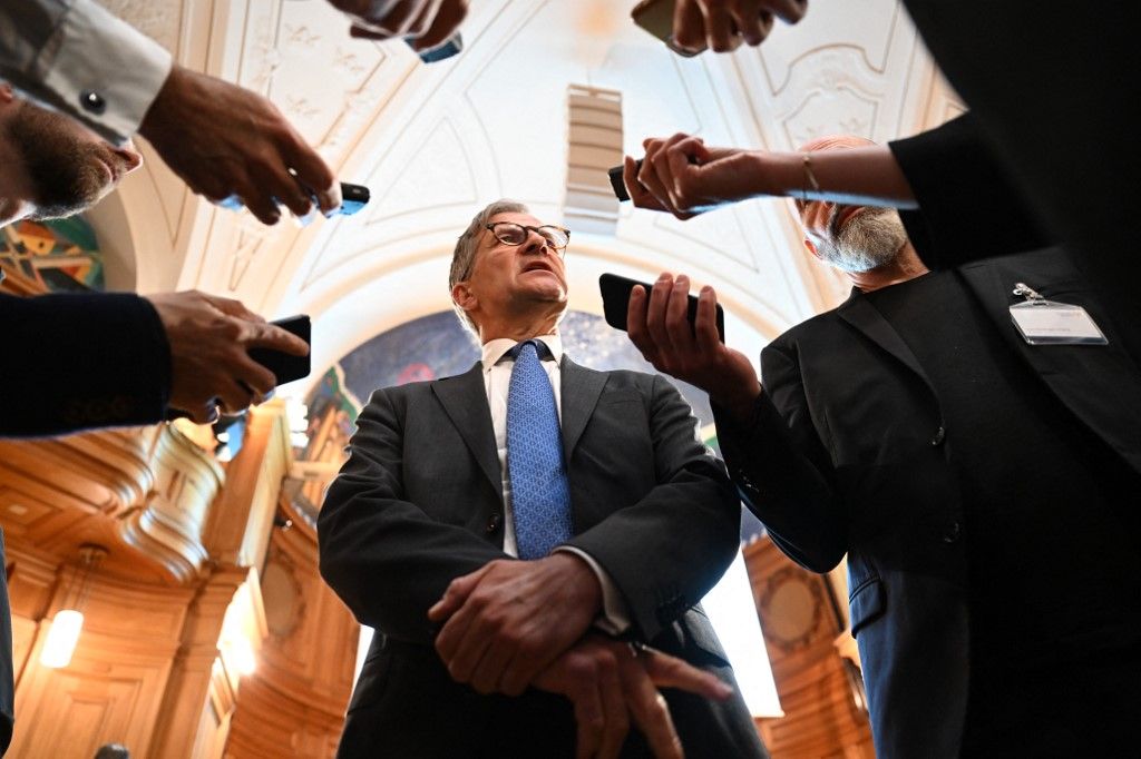 Riksbank Governor Erik Thedeen speaks to journalists after a hearing of the Finance Committee held with the Riksbank's executive board in Stockholm on May 30, 2023. (Photo by Fredrik SANDBERG / TT News Agency / AFP) / Sweden OUT
svéd gazdaság