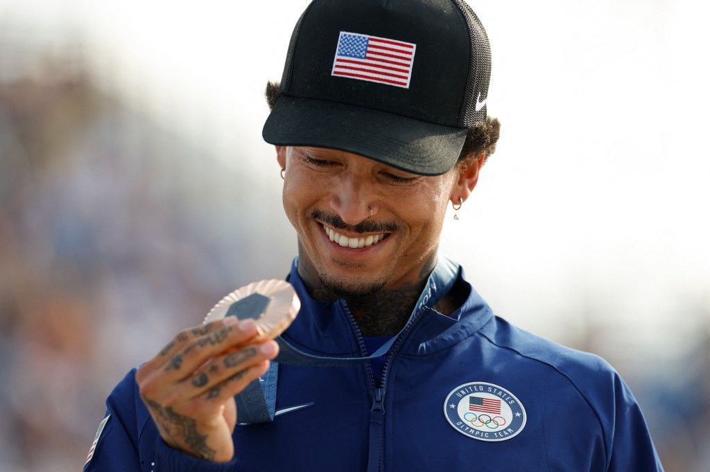 Bronze medallist US' Nyjah Huston holds his medal after the victory ceremony for the men's street skateboarding event during the Paris 2024 Olympic Games at La Concorde in Paris on July 29, 2024. (Photo by Odd ANDERSEN / AFP) érem, 