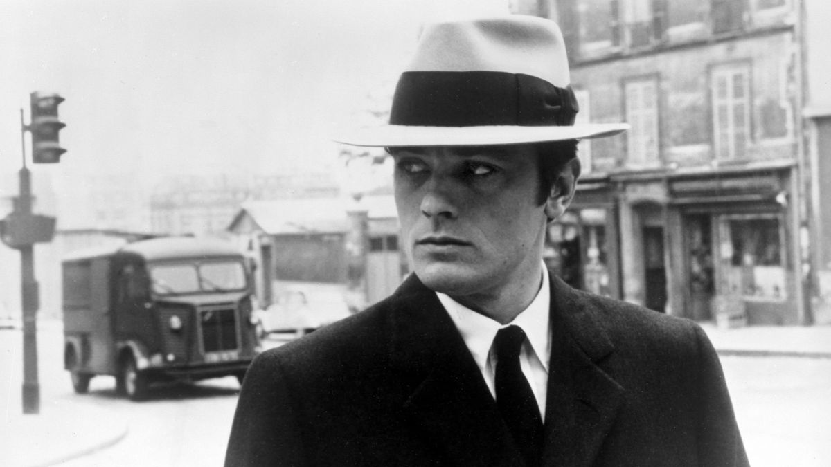Alain Delon temetésén zuhogott az eső, de a rajongói elénekelték legendás slágerét
