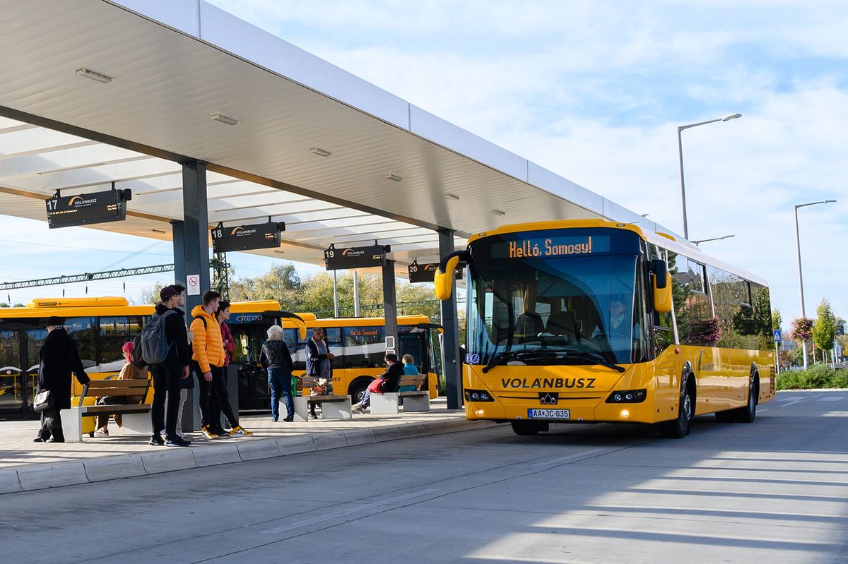 Kaposvár, 2023. november 9.Autóbuszok a Volánbusz Zrt. Somogy vármegye helyközi közlekedésében részt vevő 22 új, Credobus Econell 12 típusú, dízelüzemű járművének átadásán Kaposváron 2023. november 9-én.MTI/Vasvári Tamás