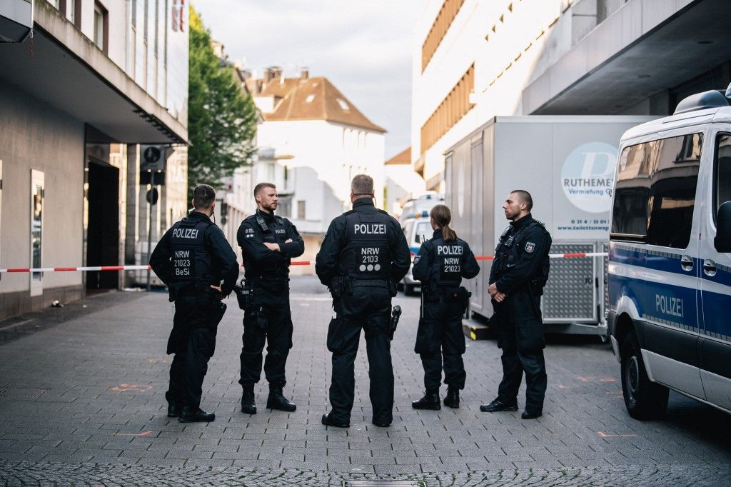 Knife attack at Solingen Festival leaves 3 dead, attacker still at large