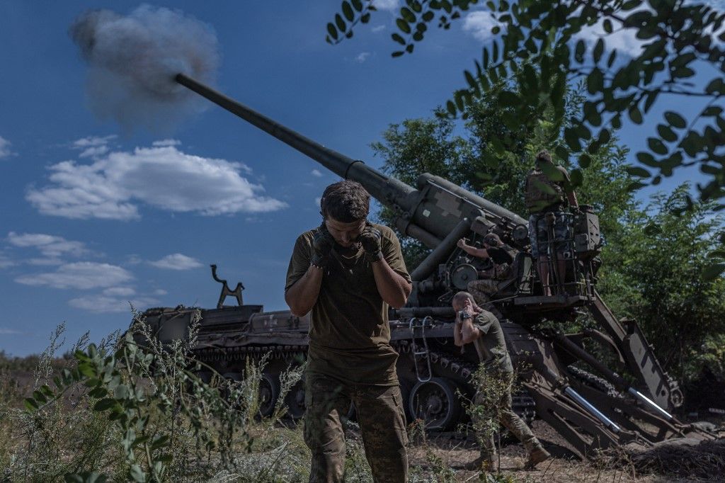 Ukrainian soldiers prepare for combat in Donetsk