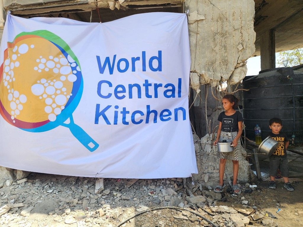 World Central Kitchen distributes food to displaced Palestinians in Gaza, Izrael nem direkt bombázott segélymunkásokat, de súlyos hibákat követett el