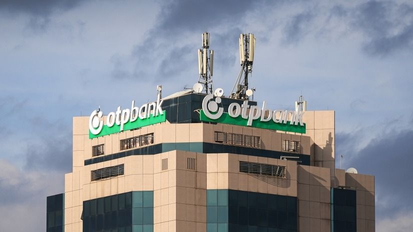 The,Logo,Sign,Of,Otp,Bank,On,Top,Of,A