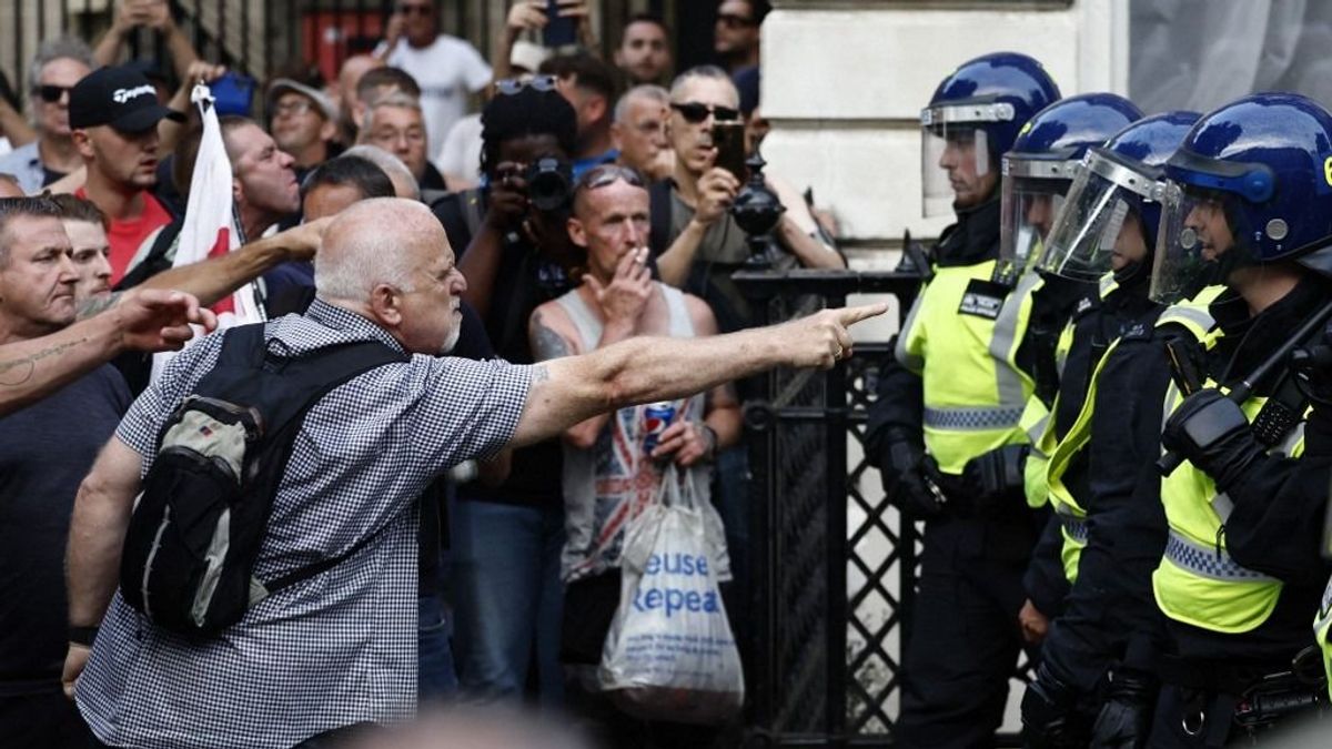 Migránsellenes erőszakos tüntetéshullám söpör végig Nagy-Britannián