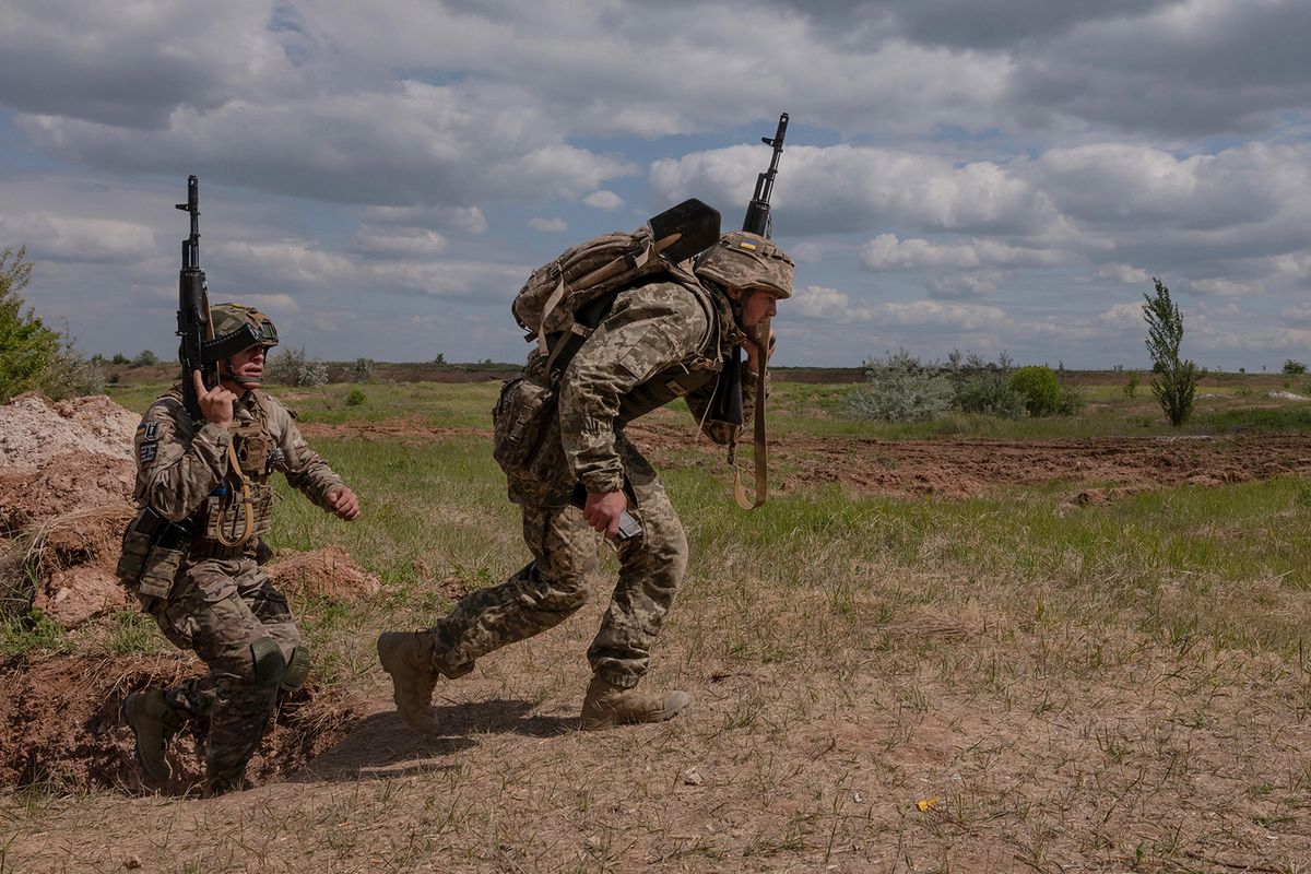 May 17, 2024, Dontesk, Ukraine: Members of the 22nd brigade exit a bunker and complete artillery training in Dontesk region in Ukraine and prepare to be sent to the front against Russian troops. Two years into Russia's full-scale war against Ukraine, a Carnegie-sponsored opinion poll found that Ukrainians still believe strongly in their national cause, even as doubts creep in about the path to victory. Ukrainians remain committed to the war effort, are opposed to capitulating to Russian demands, and are far from clamoring for a change in leadership. Still, their expectations for victory remain high as ninety states from around the globe have signed up to attend a June 15, conference aimed at finding a route to sustainable peace in Ukraine and ending the war that started nearly 28 months ago. Welcome to 'War and Peace: Ukraine's Impossible Choices', kurszk, háború, hadművelet