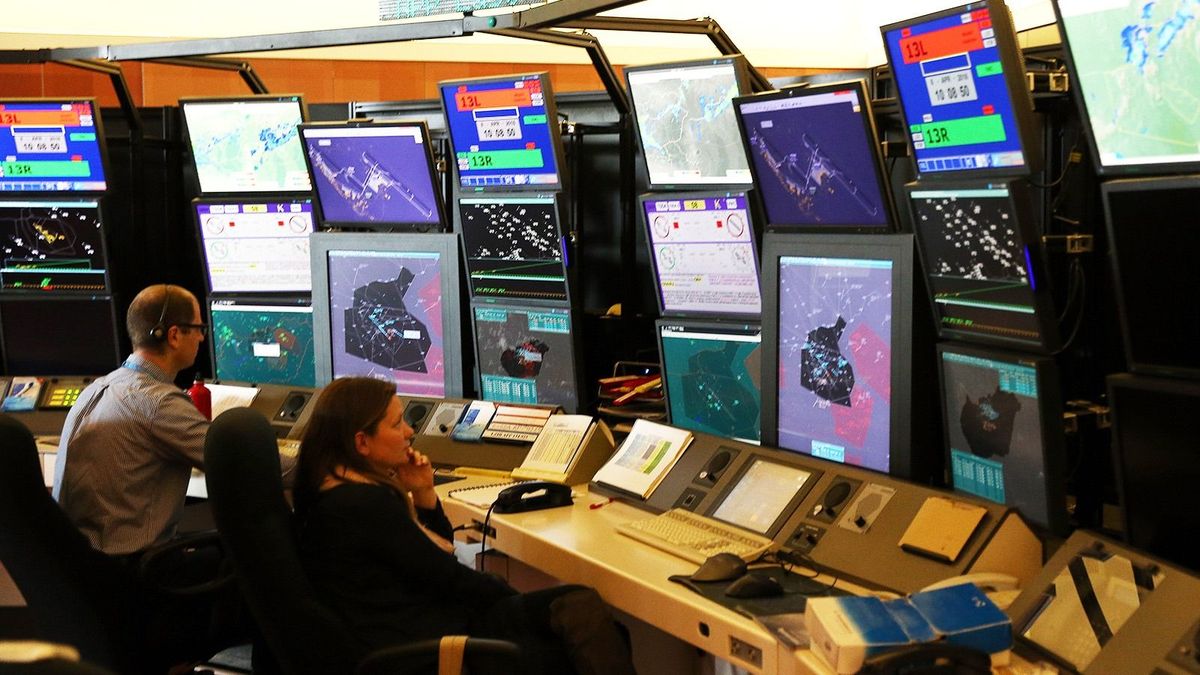 Távozik a HungaroControl vezetője, a Nemzetgazdasági Minisztérium irányítása alá került a cég
