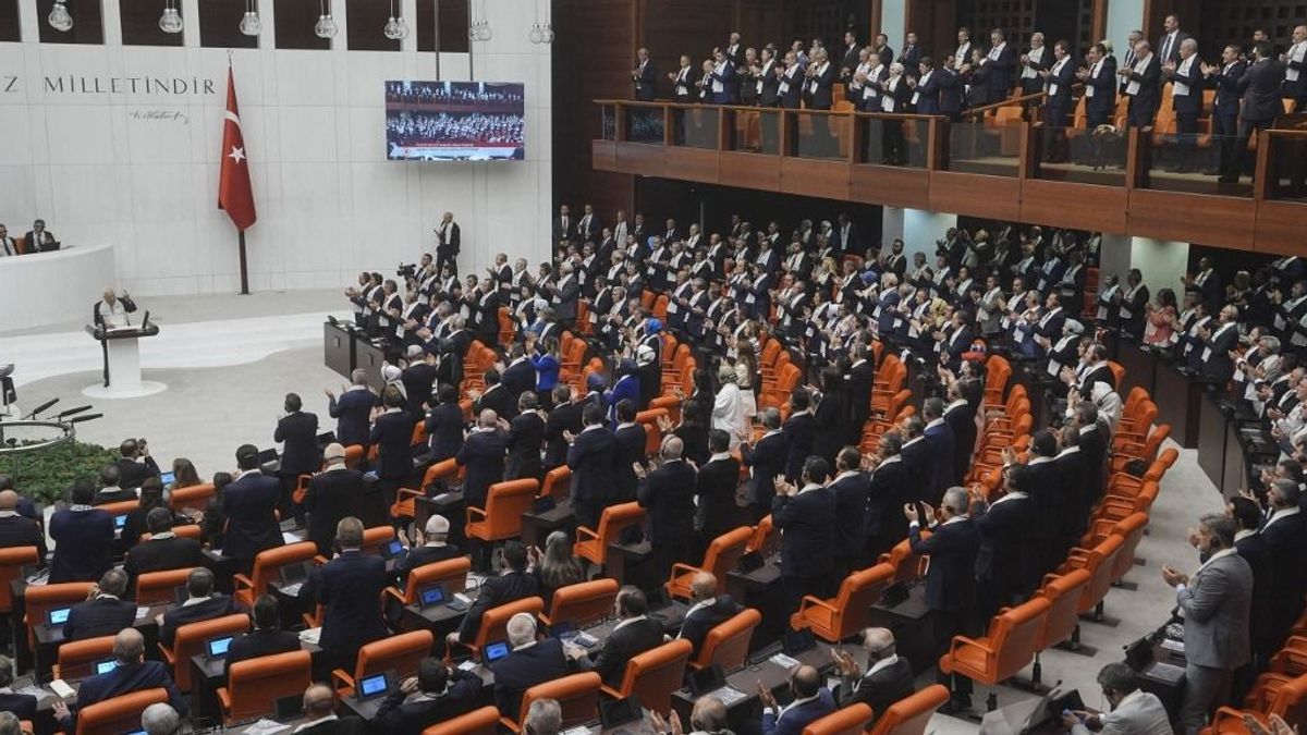 Tömegverekedés tört ki a török parlamentben, ököllel estek egymásnak a honatyák – videó