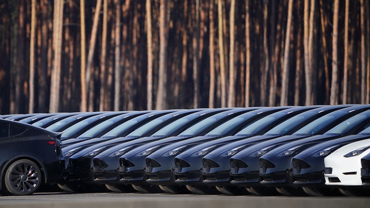 Messze még a zöldátállás-tűzijáték, a Tesla uralja a magyar piacot