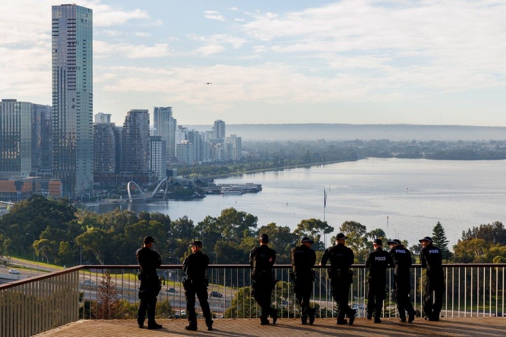 Police wait for the arrival of China's Premier Li Qiang and Australian Prime Minister Anthony Albanese at the Kaarta Gar-up Lookout in Kings Park before an Australia-China CEO Roundtable in Perth on June 18, 2024. (Photo by RICHARD WAINWRIGHT / POOL / AFP)