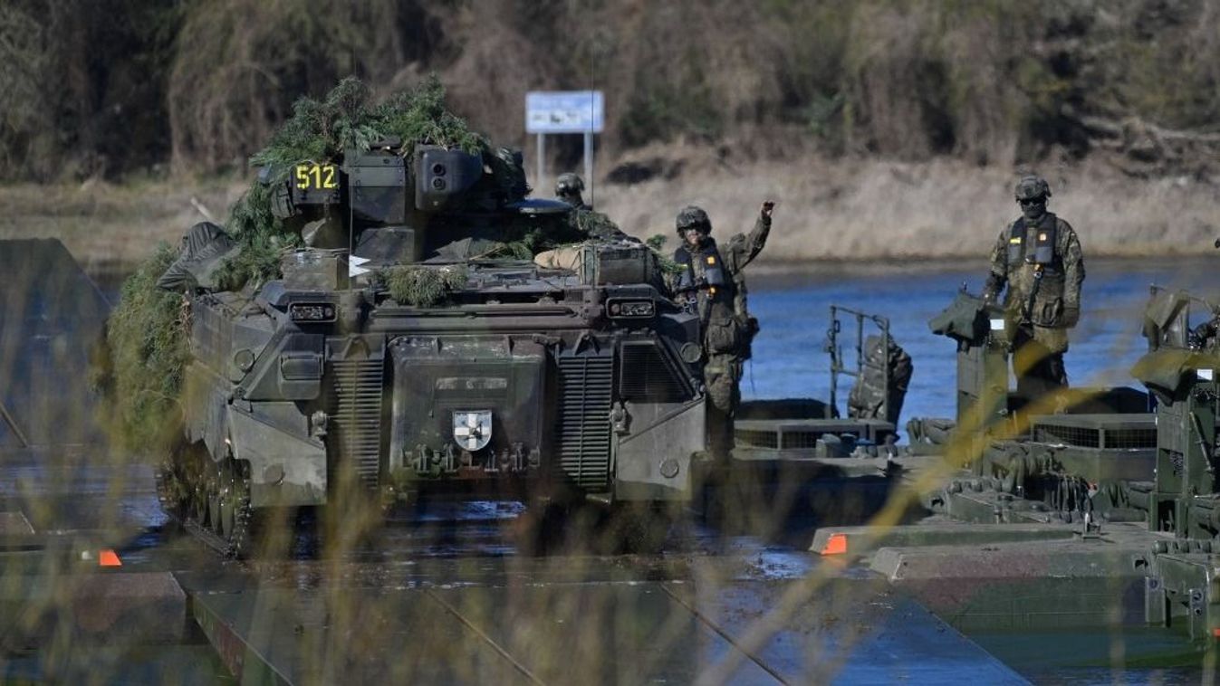 Kurszk 18 March 2024, Saxony-Anhalt, Hohengöhren: A "Marder" infantry fighting vehicle rolls onto an "Amphibie M3" floating bridge in the Elbe during the "Wettiner Schwert 2024" exercise. Photo: Klaus-Dietmar Gabbert/dpa (Photo by Klaus-Dietmar Gabbert / DPA / dpa Picture-Alliance via AFP)