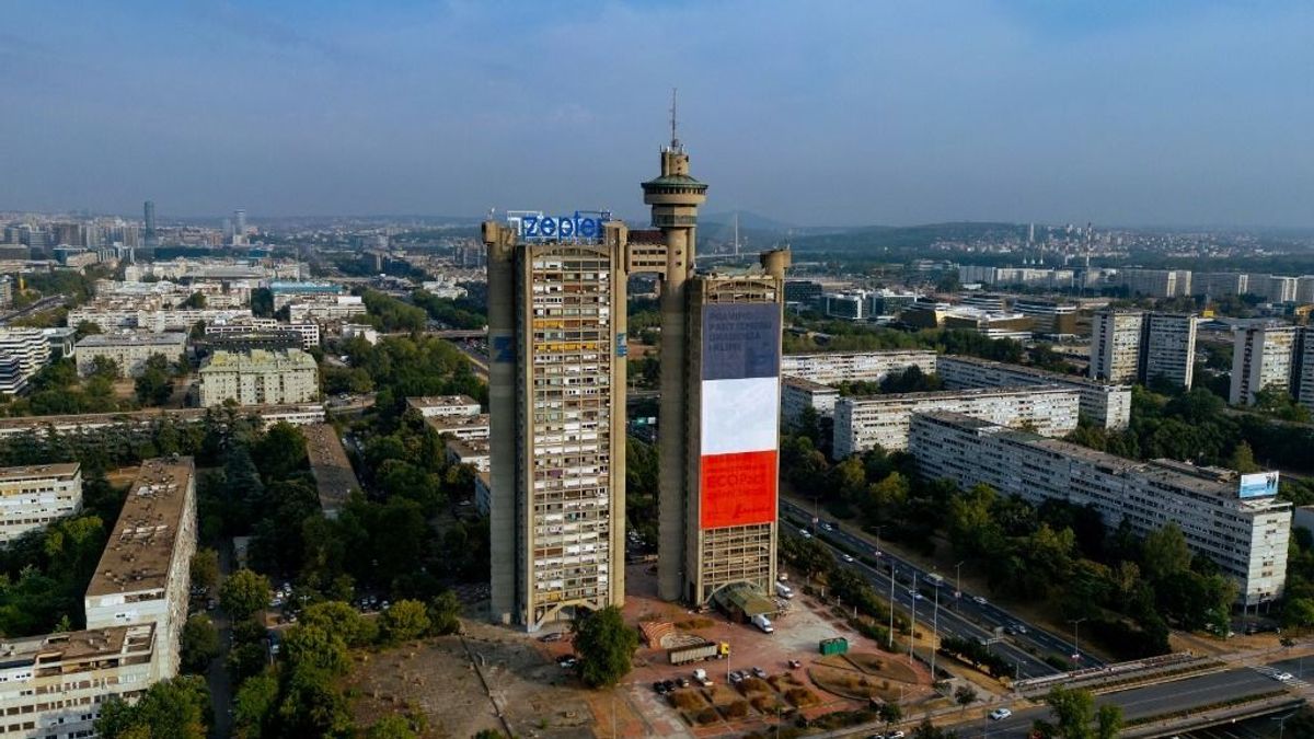 Nagy üzleteket készül kötni Emmanuel Macron Belgrádban