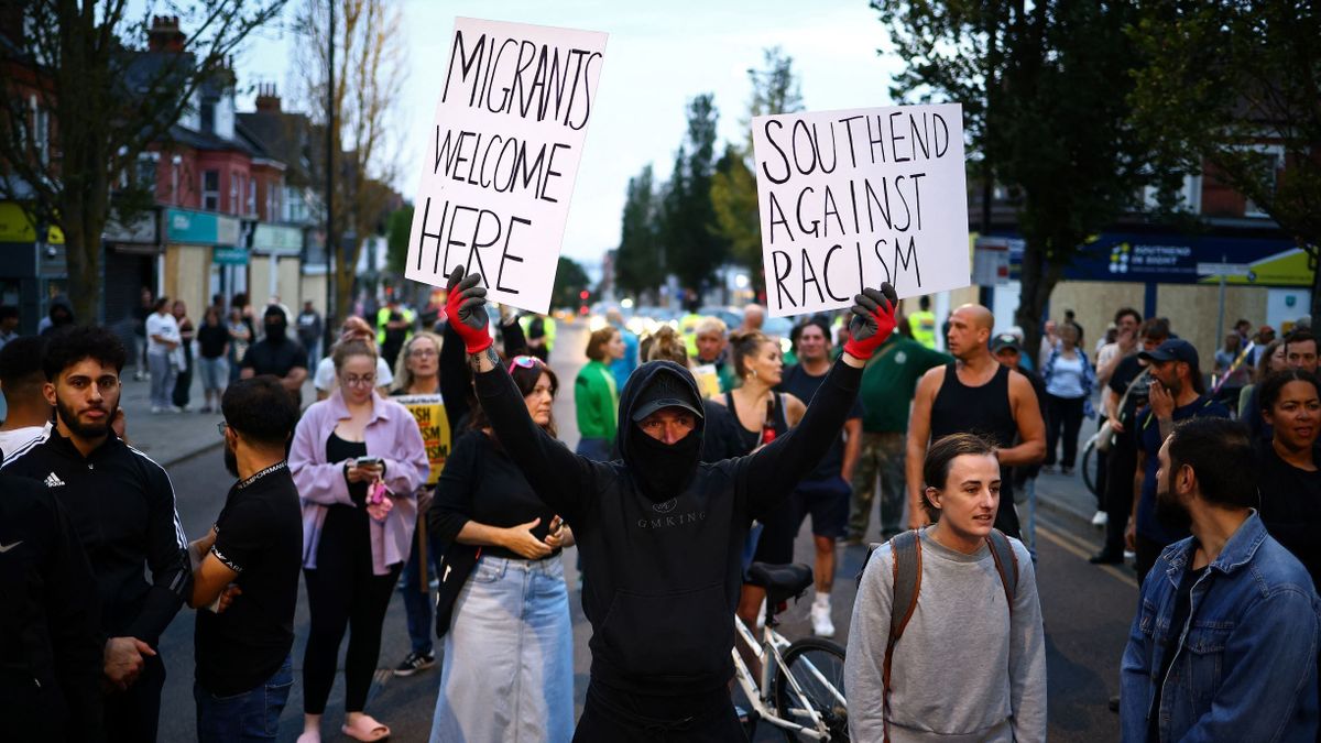 Elmaradtak a zavargások Nagy-Britanniában, helyette antirasszista tüntetések uralták az utcát