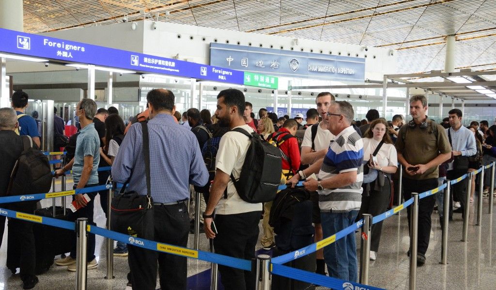 "Laowai" in China | China sees surge of foreign travelers following transit visa-free policies