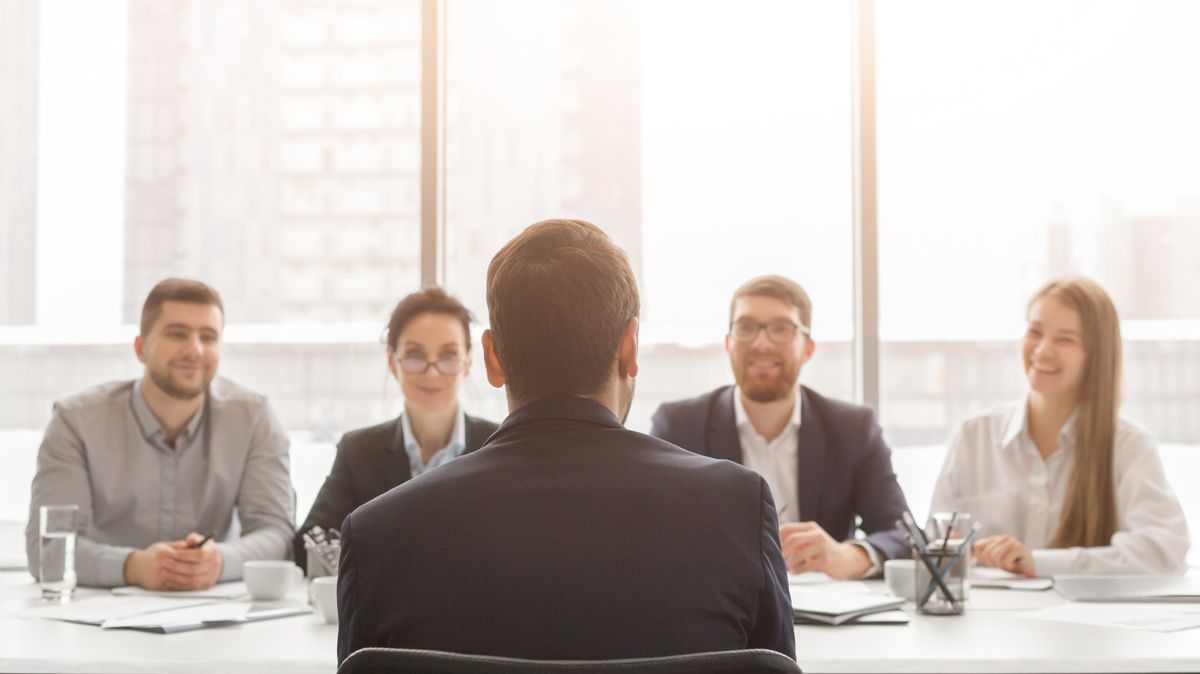 Male applicant talking at job interview to hr comission, Rekordalacsony szinten van a regisztrált álláskeresők száma