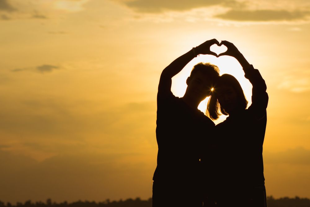 The,Silhouette,Of,A,Man,And,Woman,Showing,Love,At
randevúzás