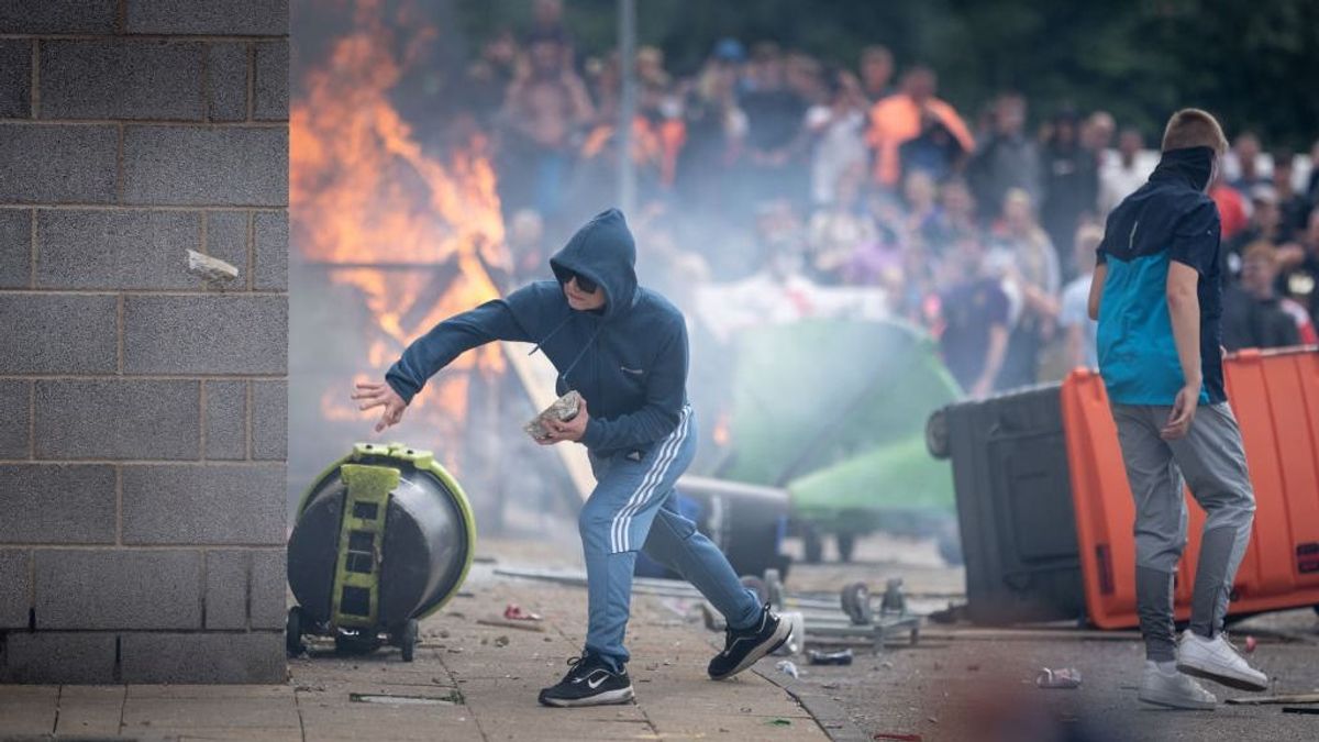 Máris nagy kihívás előtt az új brit kormány – fellángoltak a zavargások