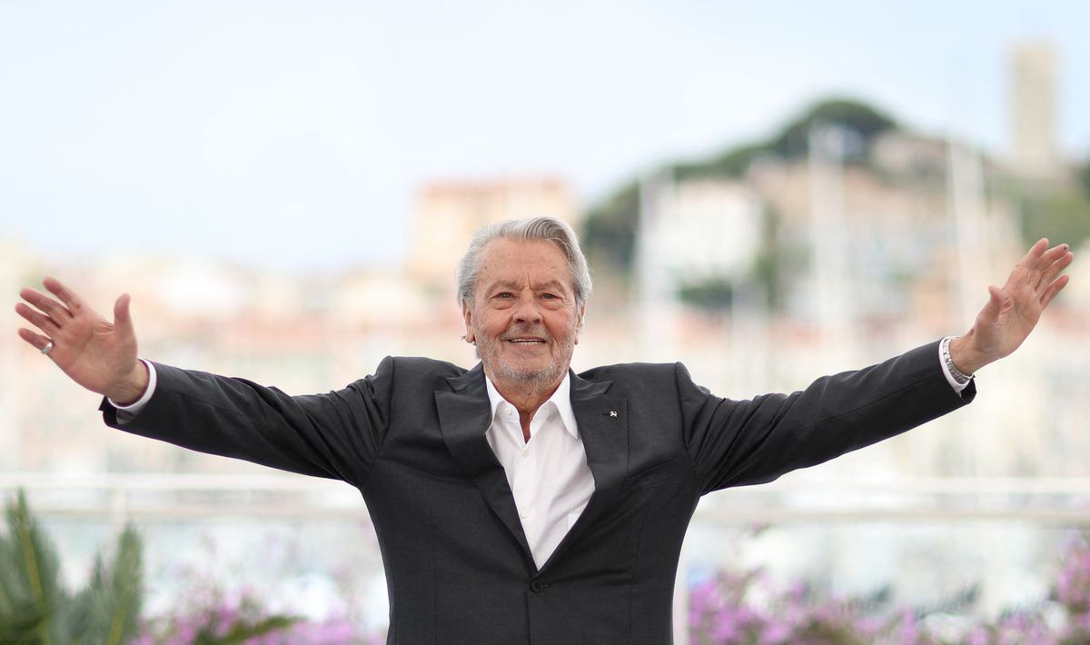 (FILES) French actor Alain Delon poses during a photocall before being awarded with an Honorary Palme d'Or at the 72nd edition of the Cannes Film Festival in Cannes, southern France, on May 19, 2019. French film legend Alain Delon has died at the age of 88, his three children told AFP in a statement on August 18, 2024, following a battle with ill health. (Photo by Valery HACHE / AFP)