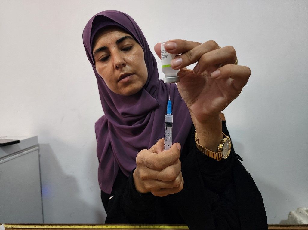 Vaccination of babies against polio in Gaza's Khan Yunis, tűzszünet